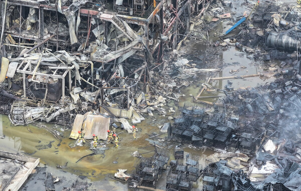 3일 경북 영천시 금호읍 구암리 채신공단 내 화장품 원료 제조공장에서 화재가 발생한 가운데, 초진을 마친 소방대원이 인명 수색을 하고 있다. (사진=연합뉴스)