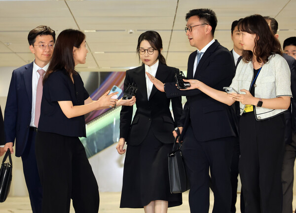 김건희씨가 6일 서울 종로구 KT광화문빌딩 웨스트에 마련된 민중기 특별검사팀에서 피의자 신분으로 조사를 받고 귀가하고 있다. (사진=연합뉴스 / 사진공동취재단)