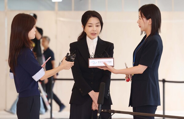 김건희씨가 6일 서울 종로구 KT광화문빌딩 웨스트에 마련된 민중기 특별검사팀 사무실에 피의자 신분으로 출석, 취재진의 질문에 답하고 있다. (사진=연합뉴스 / 사진공동취재단)