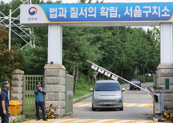 김건희씨 관련 의혹을 수사 중인 민중기 특별검사팀이 7일 윤석열 체포에 실패한 뒤 경기 의왕시 서울구치소를 나서고 있다. (사진=연합뉴스)