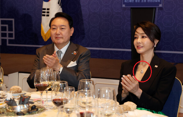 윤석열과 김건희씨가 2022년 6월 나토 정상회의 순방 당시 스페인 마드리드 만다린 오리엔탈 리츠호텔에서 열린 동포 만찬간담회에 참석해 있다. (사진=연합뉴스)