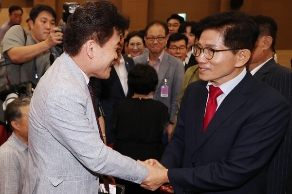 국민의힘 김문수 당대표 후보가 4일 서울 여의도 국회 의원회관에서 투게더포럼이 주최한 시국토론회에 참석해 극우성향의 한국사 강사인 전한길 씨와 악수하고 있다. (사진=연합뉴스)