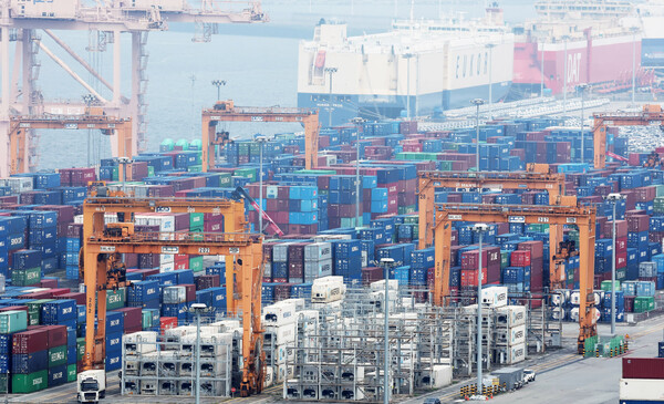 도널드 트럼프 미국 대통령이 한국을 상대로 부과한 상호관세 15%가 본격적으로 시행된 8월 7일 경기도 평택항에 컨테이너가 쌓여 있다. (사진=연합뉴스)