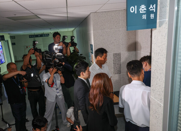 서울경찰청 금융범죄수사대 전담수사팀이 11일 주식 차명거래 혐의를 받는 이춘석 의원의 국회 사무실을 압수수색을 하기 위해 들어가고 있다. (사진=연합뉴스)