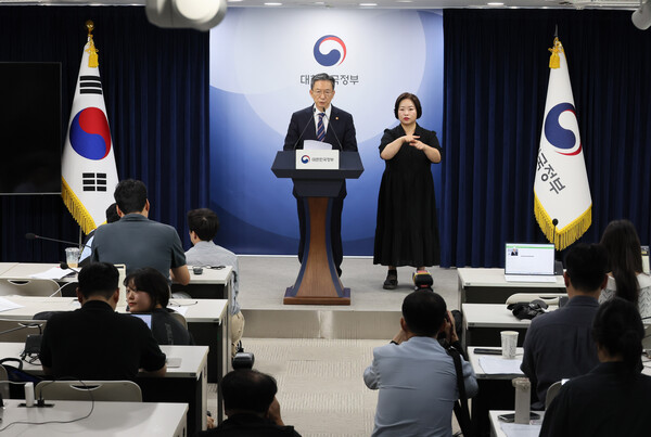 정성호 법무부 장관이 11일 서울 종로구 정부서울청사에서 8.15 광복절 특별사면 명단을 발표하고 있다. (사진=연합뉴스)