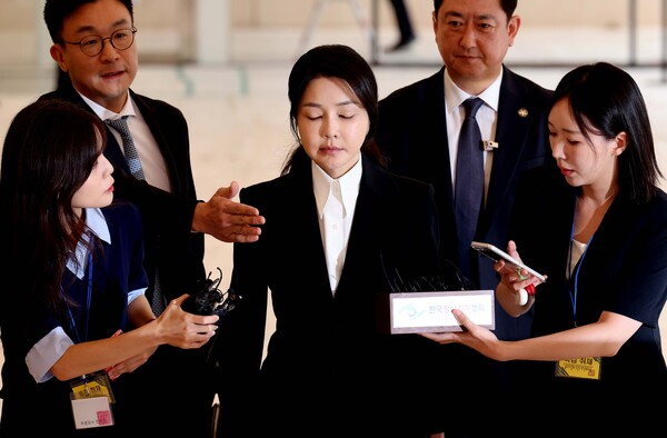 김건희씨가 지난 6일 서울 종로구 KT광화문빌딩 웨스트에 마련된 민중기 특별검사팀 사무실에 피의자 신분으로 출석하고 있다. (사진=연합뉴스)