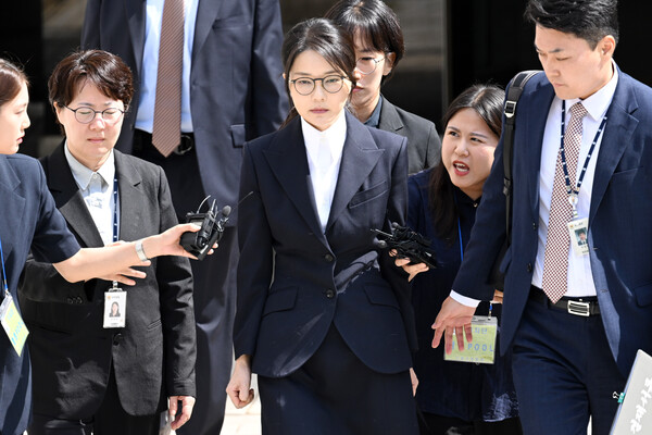 김건희씨가 12일 구속 전 피의자 심문(영장실질심사)을 마친 뒤 서울 서초구 서울중앙지법을 나서고 있다. (사진=연합뉴스)