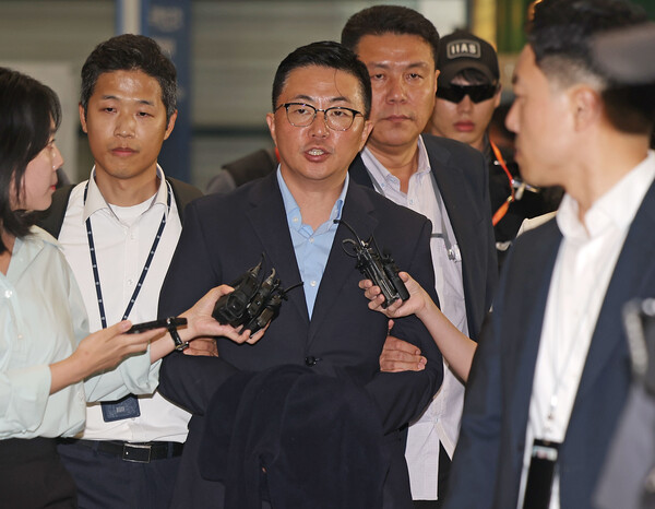 김건희씨 일가 '집사'로 지목된 김예성씨가 12일 인천국제공항 제1여객터미널을 통해 입국한 후 민중기 특별검사팀에 체포돼 이동하고 있다. (사진=연합뉴스)