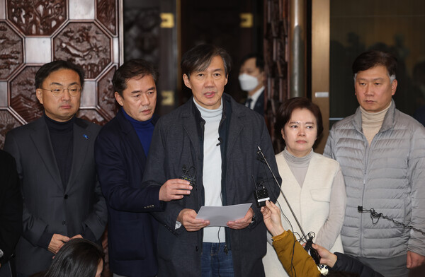 조국 전 조국혁신당 대표가 2024년 12월 4일 새벽 국회에서 비상계엄 해제 요구 결의안이 의결된 뒤 입장을 발표하고 있다. (사진=연합뉴스) 