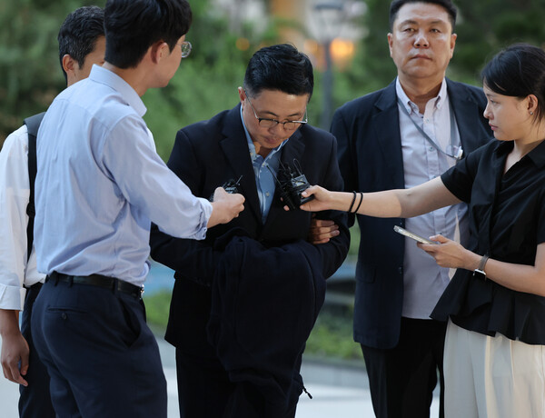 김건희 일가의 '집사'로 지목된 김예성씨가 12일 귀국 직후 인천국제공항에서 체포돼 서울 종로구 민중기 특검 사무실로 들어서며 고개 숙여 인사하고 있다. (사진=연합뉴스)