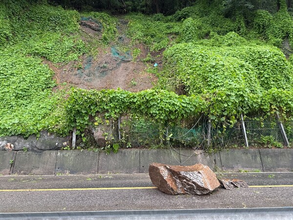 강원 내륙을 중심으로 많은 비가 내린 14일 춘천시 서면 덕두원리 한 도로에 낙석이 떨어져 있다. (사진=연합뉴스)