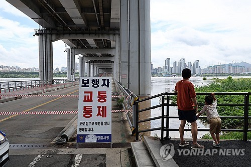 중부지방 집중호우로 팔당댐 방류량이 늘어난 지난달 20일 서울 잠수교가 통제되고 있다. (사진=연합뉴스)