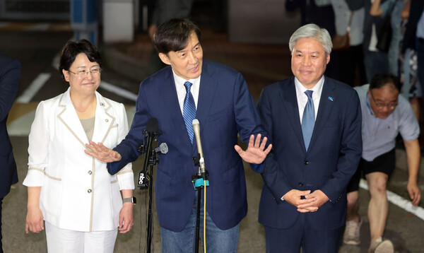 조국 전 조국혁신당 대표가 15일 광복절 특별사면·복권으로 서울 구로구 남부교도소에서 출소하며 대국민 인사를 하고 있다. (사진=연합뉴스)