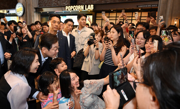 이재명 대통령이 김혜경 여사와 17일 서울 용산CGV에서 '독립군:끝나지 않은 전쟁' 관람 후 시민들과 기념촬영을 하고 있다. (사진=연합뉴스)