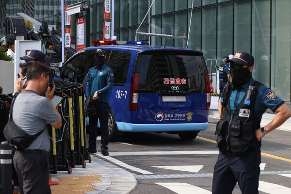 김건희씨를 태운 차량이 18일 민중기 특별검사팀 사무실이 마련된 서울 종로구 KT 광화문빌딩 웨스트로 들어가고 있다. (사진=연합뉴스)