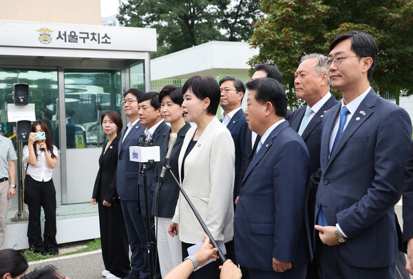 더불어민주당 3대 특검 종합대응특별위원회의 의원들이 11일 윤석열 이 수감된 서울구치소를 방문해 브리핑하고 있다. (사진=연합뉴스)