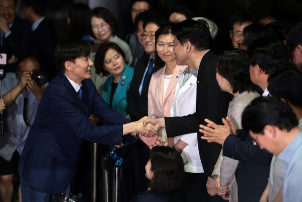 조국 전 조국혁신당 대표가 15일 서울 구로구 남부교도소에서 광복절 특별사면·복권 조치로 출소하며 마중 나온 관계자, 지지자들과 인사하고 있다. (사진=연합뉴스)