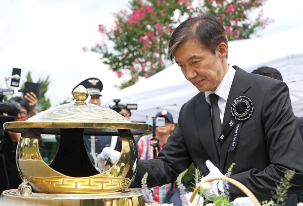 조국 전 조국혁신당 대표가 18일 서울 동작구 국립서울현충원 내 김대중 전 대통령 묘역을 찾아 참배를 하고 있다. 