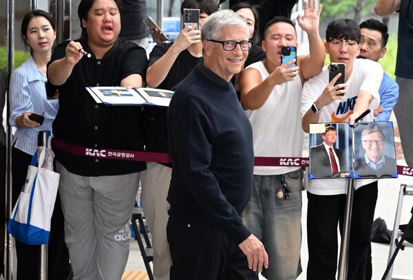 빌 게이츠 게이츠재단 이사장이 20일 서울김포비즈니스항공센터를 통해 입국하고 있다. (사진=연합뉴스/공동취재단)