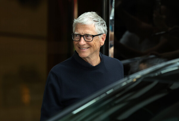 빌 게이츠 게이츠재단 이사장이 20일 서울김포비즈니스항공센터를 통해 입국해 차량으로 향하고 있다. (사진=연합뉴스/공동취재단)