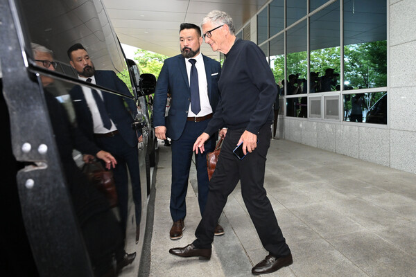 빌 게이츠 게이츠재단 이사장이 20일 서울김포비즈니스항공센터를 통해 입국해 차량으로 향하고 있다. (사진=연합뉴스/공동취재단)