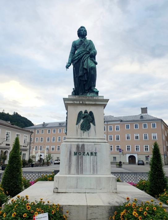 죽어서 잘츠부르크의 수호성인이 된 모차르트 광장의 모차르트(1756~1791)