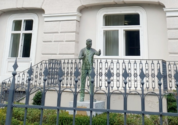 지금도 잘츠부르크의 집 마당에서 맹지휘중인 카라얀 (1908~1989)