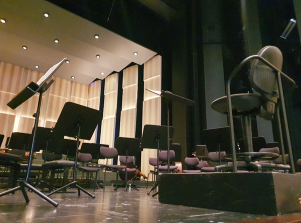 노년의 마에스트로 조르디 사발을 위한 포디움. 그날 앙코르곡을 하지 않아 사진 촬영은 불가.