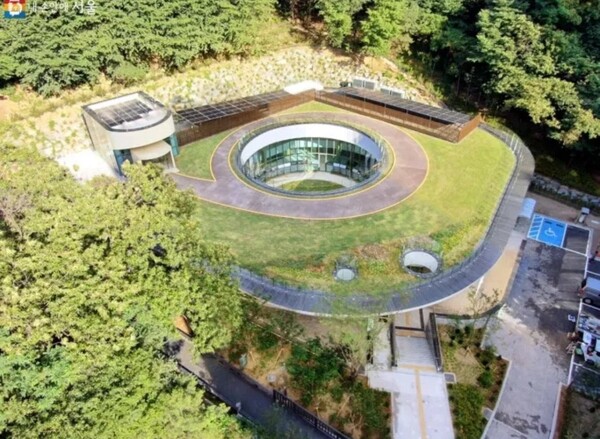 서울 서초구 '방배숲환경도서관'.