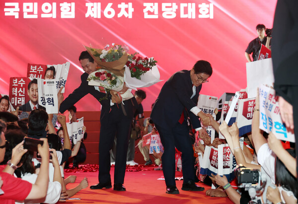 22일 충북 청주시 흥덕구 청주오스코에서 열린 국민의힘 제6차 전당대회에서 결선에 진출한 김문수, 장동혁 당 대표 후보가 지지자들에게 인사를 하고 있다. (사진=연합뉴스)