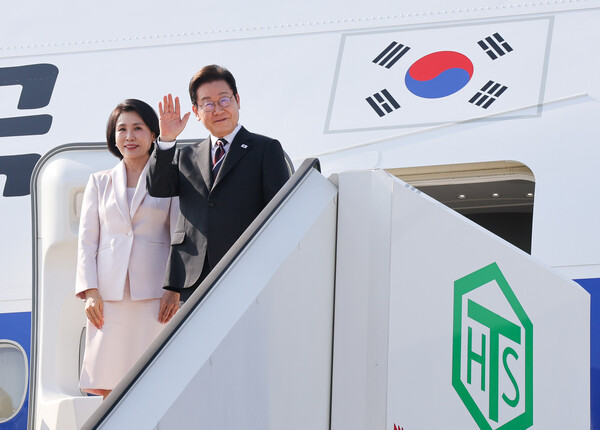 이재명 대통령과 김혜경 여사가 24일 일본 도쿄 하네다공항에서 도널드 트럼프 미국 대통령과의 한미 정상회담을 위해 워싱턴DC로 향하며 공군1호기에 올라 인사하고 있다. (사진=연합뉴스)