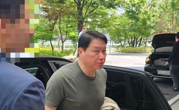 최태원 SK그룹 회장이 오는 25일(현지시간) 미국 워싱턴DC에서 열리는 한미 정상회담 경제사절단에 동행하기 위해 24일 강서구 서울김포비즈니스항공센터(SGBAC)를 통해 출국하고 있다. (사진=연합뉴스)