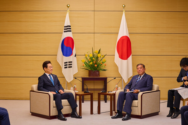 이재명 대통령이 23일 일본 도쿄 총리 관저에서 이시바 시게루 일본 총리와 한일 정상회담을 하고 있다. (사진=연합뉴스)