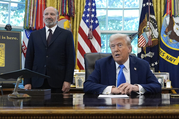 미국 도널드 트럼프 대통령이 19일(현지시간) 백악관에서 H-1B 비자 수수료를 100배 올리는 내용의 포고령에 서명한 뒤 발언하고 있다. 왼편 뒤에 서서 트럼프의 발언을 듣고 있는  이가 하워드 러트닉 상무장관. (사진=연합뉴스 / AP)