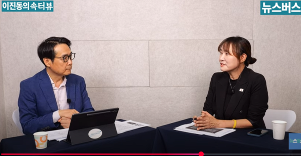 여현정 양평군 군의원이 , 서울-양평고속도로 노선 변경 의혹과 관련한 인터뷰를 하고 있다. (사진=뉴스버스TV 캡처)