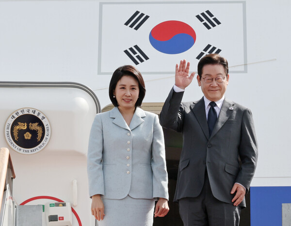 이재명 대통령과 김혜경 여사가 22일 유엔총회 참석을 위해 성남 서울공항에서 공군 1호기에 올라 환송객들을 향해 인사하고 있다. (사진=연합뉴스) 