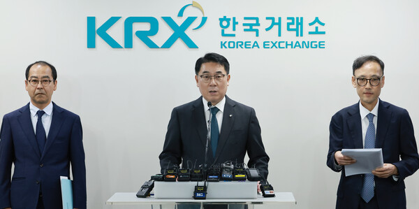 이승우 주가조작 근절 합동대응단장이 23일 서울 영등포구 한국거래소 서울사무소에서 '불공정거래 행위 관련 사건 1호' 브리핑을 하고 있다. (사진=연합뉴스)