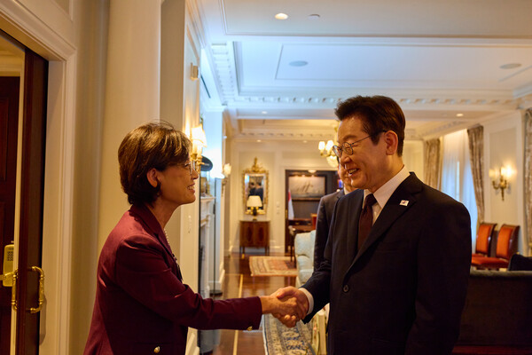 이재명 대통령이 22일(현지시간) 미국 뉴욕에서 영 킴 미 하원 외무위 동아태소위원장과 악수하고 있다. (사진=연합뉴스)