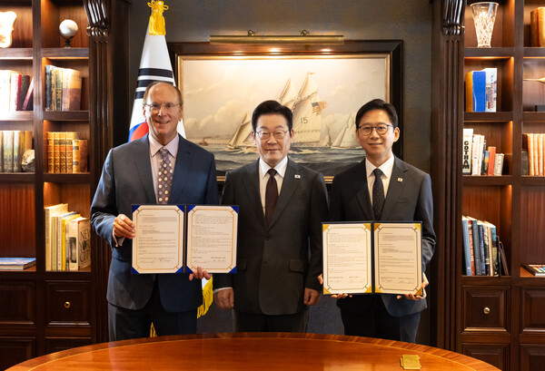이재명 대통령이 22일(현지시간) 미국 뉴욕의 한 호텔에서 블랙록과 AI 산업 글로벌 협력을 위한 양해각서(MOU)를 체결한 뒤 래리 핑크 세계경제포럼(WEF) 의장 겸 블랙록 회장, 배경훈 과학기술정보통신부 장관과 기념촬영을 하고 있다.  (사진=연합뉴스)