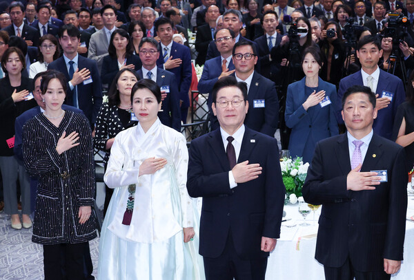 이재명 대통령이 22일(현지시간) 김혜경 여사와 미국 뉴욕의 한 호텔에서 열린 동포간담회에 참석해 국기에 경례하고 있다. (사진=연합뉴스)