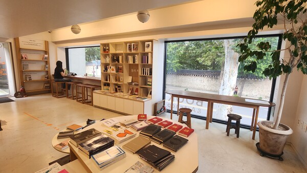 경복궁 담벼락이 바라보이는 보안서점의 2층 카페. (사진=고규영)