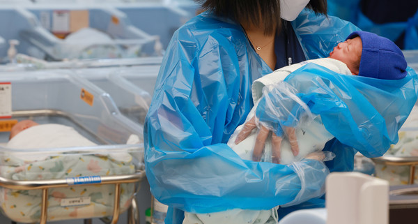 경기도 고양시 CHA의과학대 일산차병원 신생아실에서 간호사들이 아기를 돌보고 있다. (사진=연합뉴스)