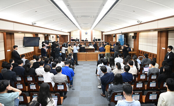 24일 서울 서초구 서울중앙지법에서 도이치모터스 주가조작 혐의, 통일교 금품수수 의혹 등으로 구속기소 된 김건희씨의 첫 재판이 열리고 있다. (사진=연합뉴스)