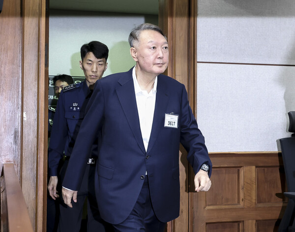 윤석열이 26일 서울 서초구 서울중앙지법에서 열린 특수공무집행방해, 직권남용 권리행사방해 등 혐의 사건 1차 공판에 출석하고 있다. (사진=연합뉴스)