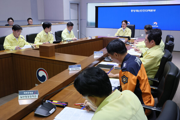 김민석 국무총리가 27일 오전 서울 종로구 정부서울청사에서 국가정보자원관리원 화재에 따른 행정 전산망 중단사태를 사회 재난으로 규정하고 중앙재난안전대책본부 회의를 주재하고 있다. (사진=연합뉴스)