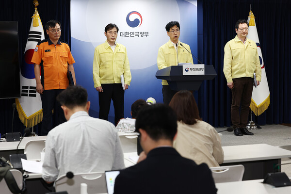 김민재 행정안전부 차관(오른쪽 두번째)이 27일 오전 서울 종로구 정부서울청사 브리핑실에서 '국가정보자원관리원 화재에 따르 정부 서비스 장애 관련 브리핑'을 하고 있다. (사진=연합뉴스)