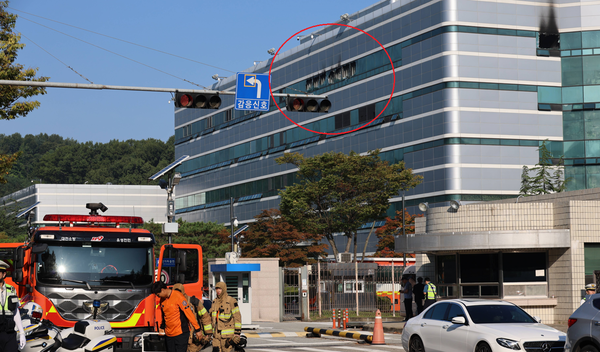 27일 대전 유성구 국가정보자원관리원에서 소방당국 관계자들이 나오고 있다. 전날 오후 8시 20분쯤 자원관리원 5층 제 7전산실에서 리튬이온 배터리 폭발로 화재가 발생했다. 소방당국은 9시간 50분 만인 이날 오전 6시 30분께 초진 완료했다. 빨간 색 원표시된 곳이 불이난 5층 전산실. (사진=연합뉴스)