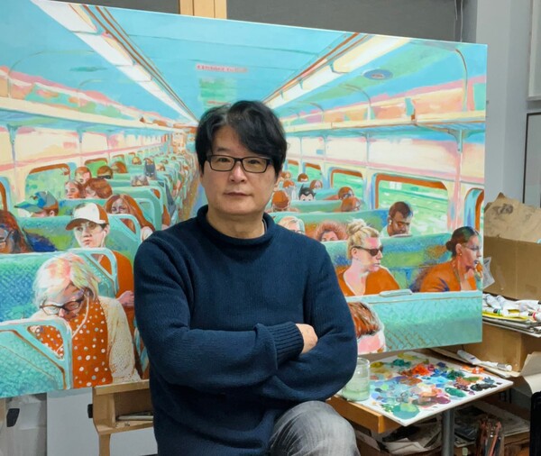 김호봉 작가. 배경 작품은 ”Others, passing by 18“ 캔버스에 유화, 152x102cm, 2025년 / 사진제공 = 김호봉