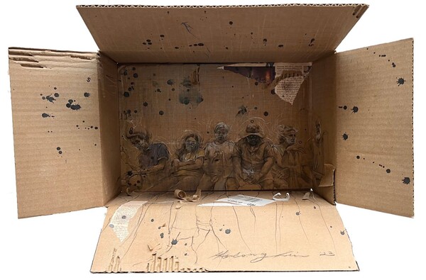 카드보드(골판지)위에 목탄 드로잉 콜라쥬, 2023년.