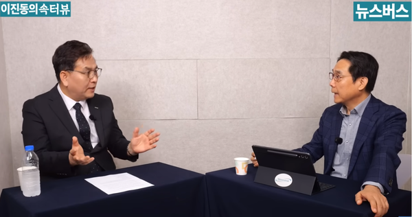 뉴스버스TV 이진동의 속터뷰에 출연해 인터뷰 중인 정천수 열린공감TV 대표. (사진=뉴스버스TV캡처)